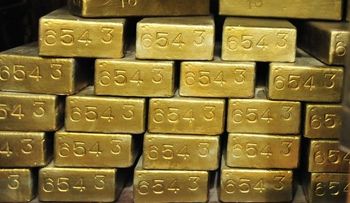 Encontró 24 lingotes de oro en baño de un avión (India)
