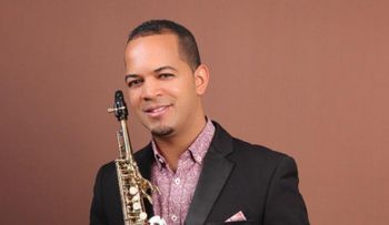 Alexander Vásquez brilla como educador y gestor cultural