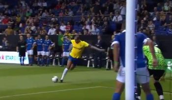 Rivaldo intentó un tiro de lujo y quedó en ridículo en el Mundial de Leyendas