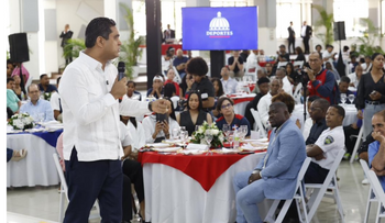 Kelvin Cruz celebra el Día del Deporte con atletas