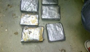 DNCD decomisa cinco paquetes de cocaína y apresa tres personas