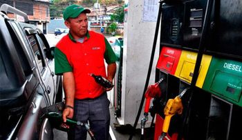Ante llamado a paros, Gobierno rebaja precio de casi todos los combustibles