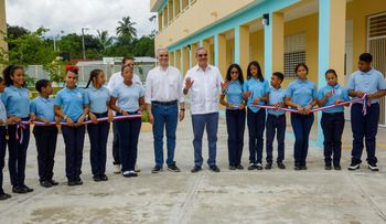Abinader inaugura la Escuela Básica Rafael Guaroa Moreta Batista y visita la Casa Museo Juan Trinidad
