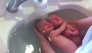 Video de unos gemelos abrazados al tomar un baño se vuelve viral en las redes