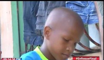 Una conmovedora historia: Niño recibe quimioterapia y sale a las calles a limpiar zapatos (VIDEO)