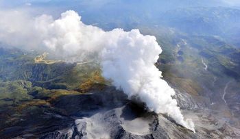 Volcán en Japón entra en erupción