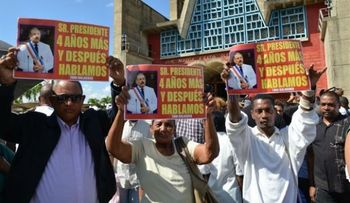 Grupo pide reelección del presidente Medina frente a la Basílica