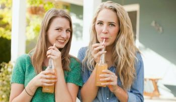 5 razones: Tomar refresco causa artritis