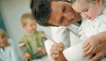 Los niños se comportan mejor con otros que con su mamá: La ciencia lo explica 