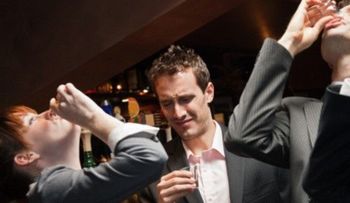 Beber mucho alcohol aumenta el riesgo de ictus incluso más que la hipertensión
