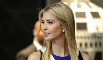 La vecina de Ivanka Trump que mira la protesta LGBT acapara todas las miradas. Wepa...