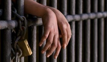  Mandan a la cárcel al hombre que golpeó y obligó a dos adolescentes a tener sexo con él en un camión 