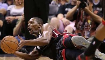 Bosh multado por simulación durante cuarto partido de las finales de la NBA