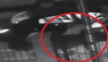 Video muestra ataque de falso taxista a madre con hijos en Queens