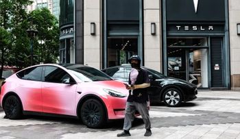 Tesla sufre caída en entregas en Shanghuia por fuerte competencia de marcas locales