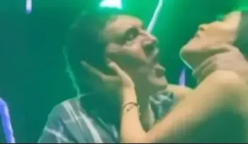 Provoca repudio e indignación acoso de Poncho Zuleta a la cantante Karen Lizarazo, en pleno concierto