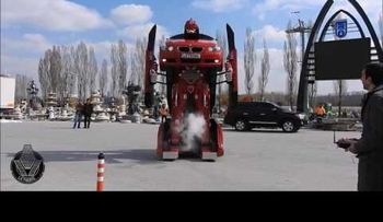 Crean auto que se transforma en un robot (VIDEO)