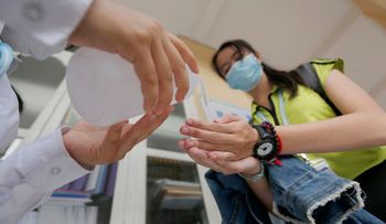 China eleva a 1.868 los muertos por coronavirus y a 72.436 los infectados 