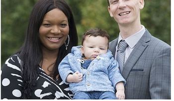 Mujer negra tiene hijo blanco con ojos azules