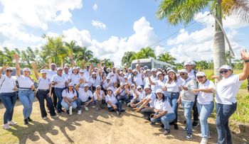 Contraloría realiza reforestación y limpieza en Hato Mayor