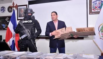 Decomisan 64 cajas con droga en un almacén del Aila