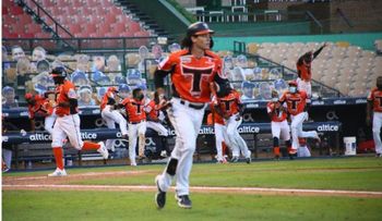 Gigantes seleccionan a Espino y Peter O?Brien; Aguilas a Andy Otero y Nabil Crismatt