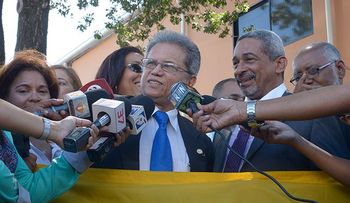 Médicos y pacientes se infectan en hospitales; galenos trabajan entre el polvo y pedazos de cemento