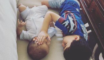Estaba en silencio, su madre creyó que hacía travesuras, pero consolaba a su hermanito enfermo terminal