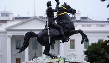 Trump amenaza con 10 años a prisión a quien vandalice monumentos