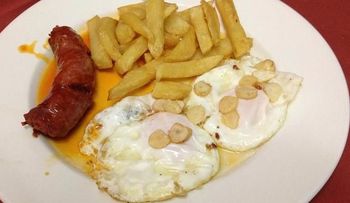 Confirmado: comer huevos fritos con chorizo y patatas no engordan