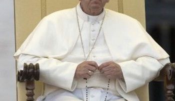 Papa deplora "lobby gay" en Vaticano