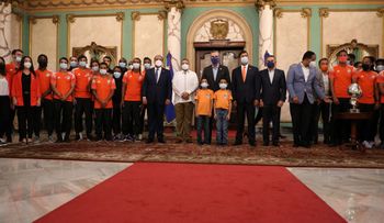Presidente Abinader recibe al equipo de fútbol de Cibao FC