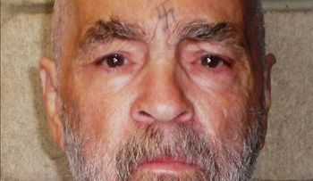 Hospitalizan de gravedad al asesino Charles Manson