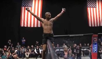 Un combate fugaz de MMA: noqueó a su rival en solamente cuatro segundos