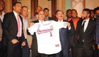 Presidente entrega la Bandera a equipo irá a Serie del Caribe