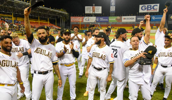 Aguilas celebran pase al Round Robin