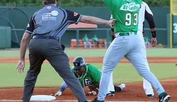 Estrellas derrotan a los Toros; Frank Schwindel y Domingo Leyba lideraron victoria 