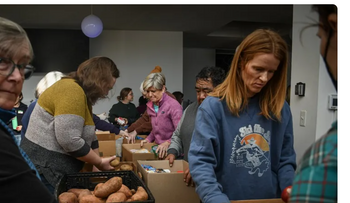 Pastor convierte iglesia en banco de comida para inmigrantes