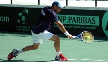 El dominicano Victor Estrella cae en primera ronda contra portugués Sousa