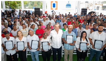 Abinader entrega 442 títulos de propiedad en Los Alcarrizos