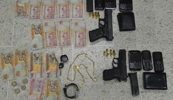 Detienen tres hombres con 103 paquetes de droga dentro de una jeepeta