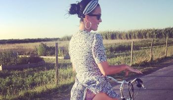 Katy Perry enseña trasero montando bicicleta