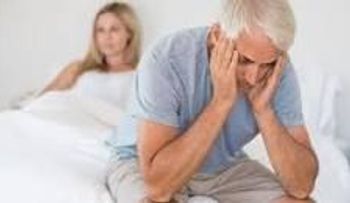 El hombre de 75 años trata, y la mujer de 25, le miente
