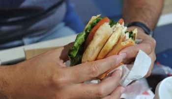  Una enfermedad por ensaladas de restaurantes de McDonaldâ??s ha provocado vómitos y diarrea a decenas de consumidores 