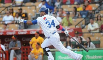 Aguilas masacran Licey 10 carreras por 1; empatan con el felino en 2do lugar 