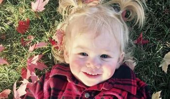 El drama de Ivy Angerman, la niña con una rara enfermedad, que no debe llorar, nadar, bañarse ni transpirar