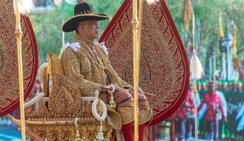 En medio del coronavirus, rey de Tailandia se aisla en un resort con un harén de 20 mujeres