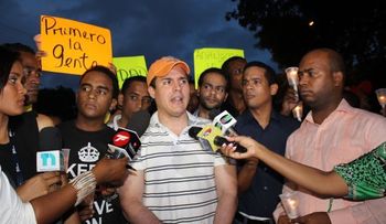 Jóvenes del PRD realizan vigilia en busca de la unidad