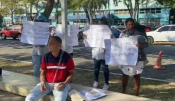 Hombre (Angel David Pimentel" se encadena junto a sus familiares para exigir cese de alegada persecución en su contra