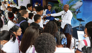 Más de 10 mil estudiantes prueban simulador de vuelo en feria del libro